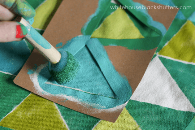 use stencils to make a color blocked triangle tote bag! via @whbsblog