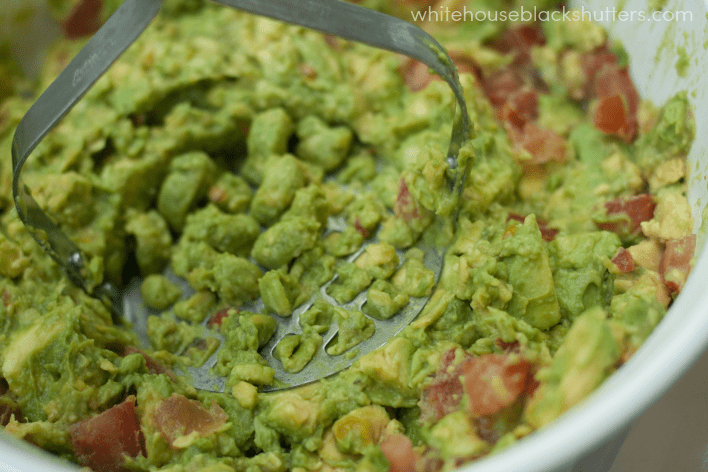 how to make the best (and easiest) guacamole, only four ingredients!